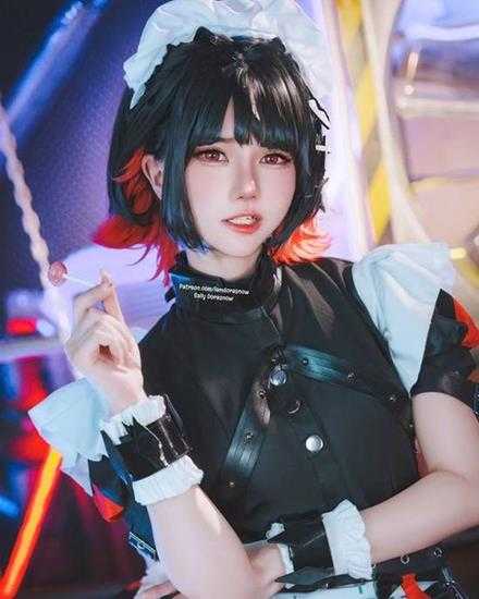 COSPLAY图赏：大马正妹COS《绝区零》鲨鱼妹 比基尼泳装大秀美体