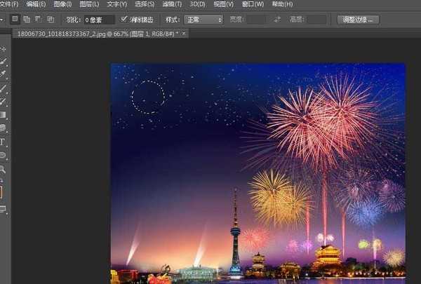 ps cs6怎么给一张烟花图添加月亮光辉?